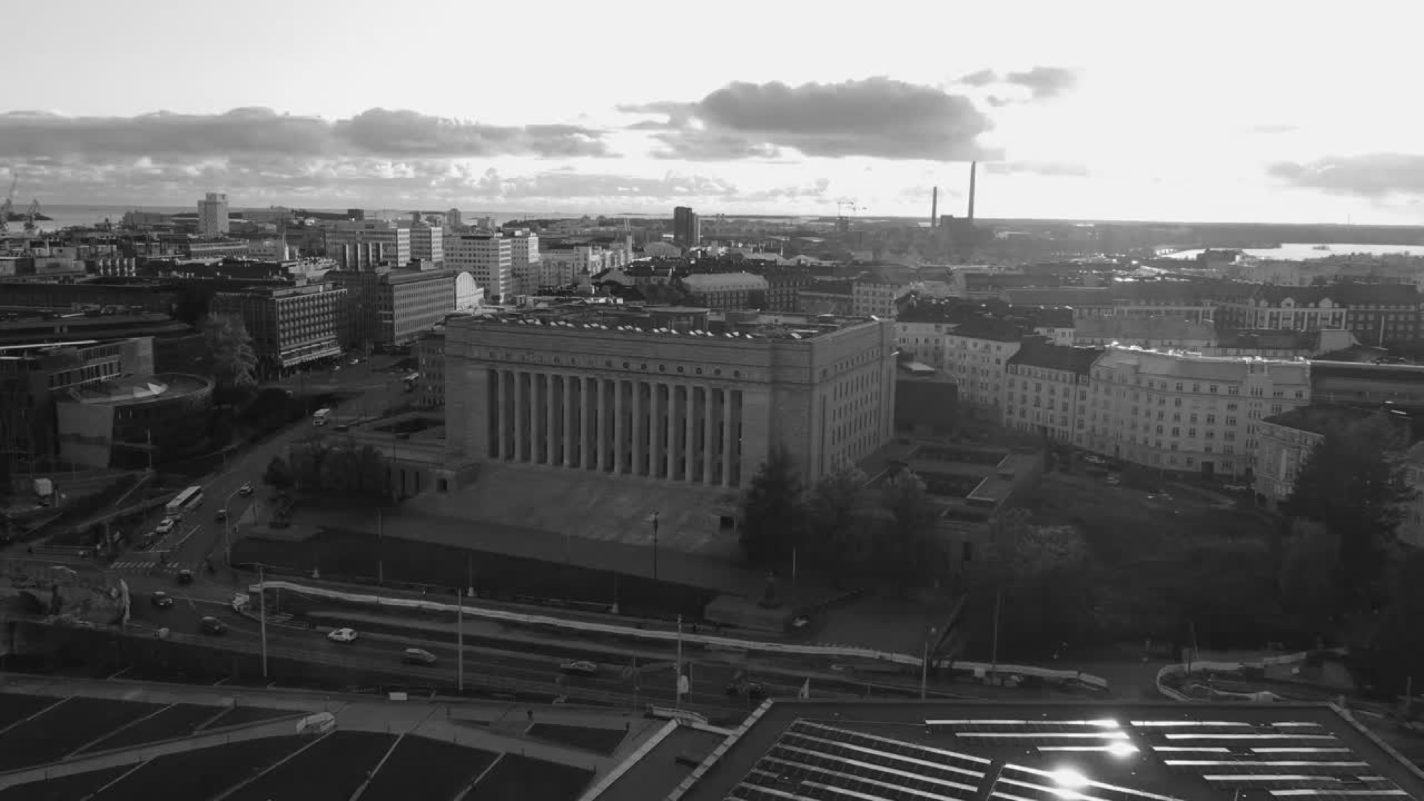 Mustavalkoinen panoraamanäkymä Helsingin kattojen yli